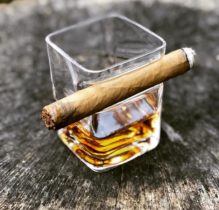 Pohár na whisky a cigaru